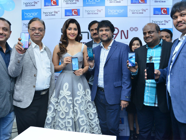 Raashi Khanna Launches Honor 9N Mobile